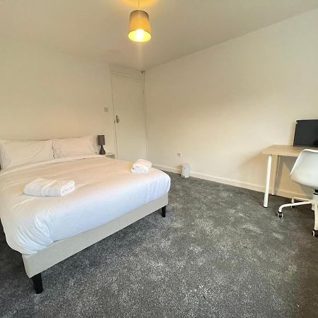 Spacious Bedroom In Beckton 伦敦 外观 照片
