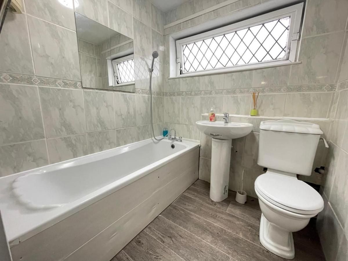 Spacious Bedroom In Beckton 伦敦 外观 照片