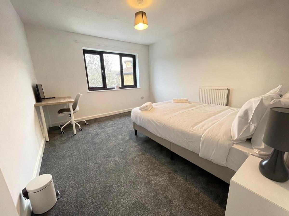 Spacious Bedroom In Beckton 伦敦 外观 照片